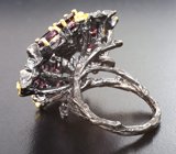 Серебряное кольцо с голубыми топазами и родолитами Серебро 925