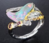 Серебряное кольцо с кристаллическим эфиопским опалом 2,12 карата и родолитами 
