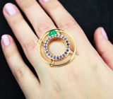 Золотое кольцо с мобильной изумрудной сферой 2,63 карата и фиолетовыми сапфирами Золото