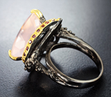 Серебряное кольцо с розовым кварцем 16+ карат и родолитами