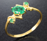Золотое кольцо с яркими уральскими изумрудами высоких характеристик 0,46 карата Золото
