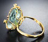 Золотое кольцо с крупным аквамарином 21,14 карата, уральскими изумрудами и бриллиантами Золото