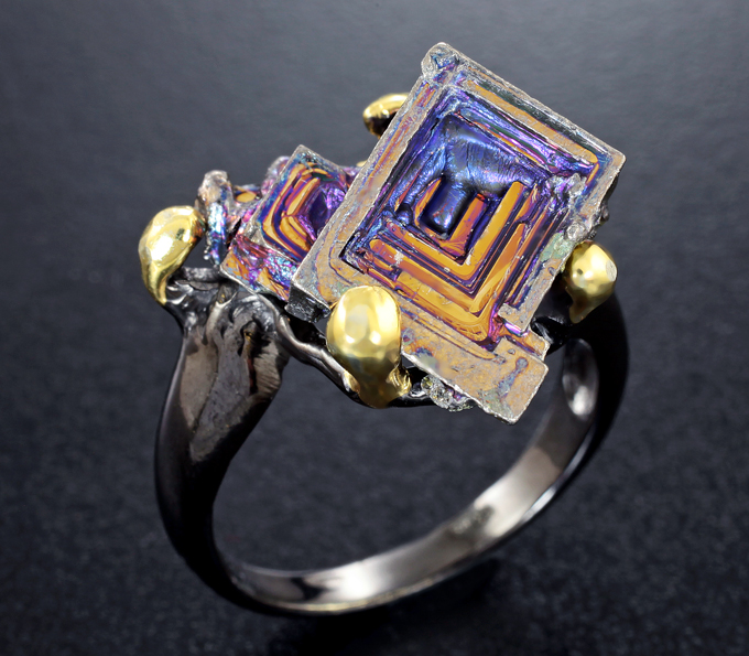 Серебряное кольцо с кристаллами висмута