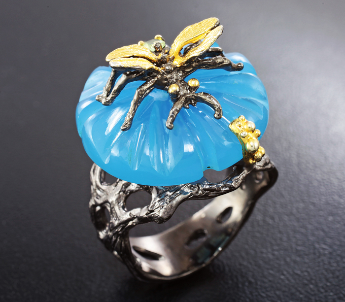 Серебряное кольцо с резным халцедоном и перидотом