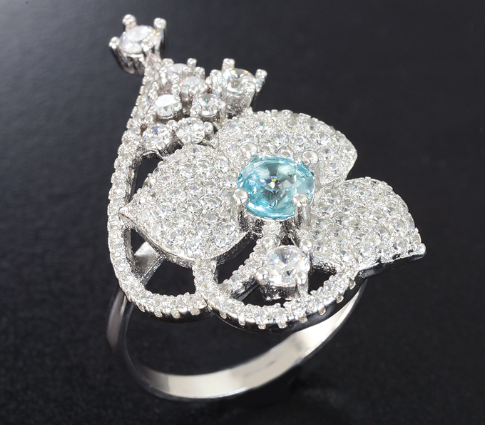 Изысканное серебряное кольцо с голубым цирконом