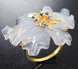 Золотое кольцо с крупным резным халцедоном 24,82 карата и синими сапфирами Золото