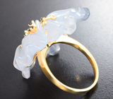 Золотое кольцо с крупным резным халцедоном 24,82 карата и синими сапфирами