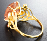 Золотое кольцо с крупным орегонским солнечным камнем 8,02 карата, изумрудом и сапфиром Золото