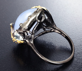 Серебряное кольцо с лавандовым халцедоном 15+ карат, голубыми топазами и синими сапфирами Серебро 925