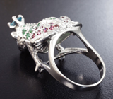 Скульптурное серебряное кольцо «Царевная-лягушка» с голубым топазом, изумрудами и родолитами Серебро 925