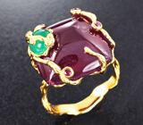 Золотое кольцо c кабошоном 26,35 карата и ограненными рубинами, «жучком» уральского изумруда и бриллиантами Золото