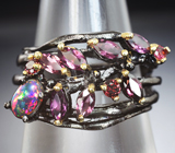Серебряное кольцо с кристаллическим черным опалом, родолитами и розовыми турмалинами Серебро 925