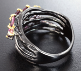 Серебряное кольцо с кристаллическим черным опалом, родолитами и розовыми турмалинами Серебро 925