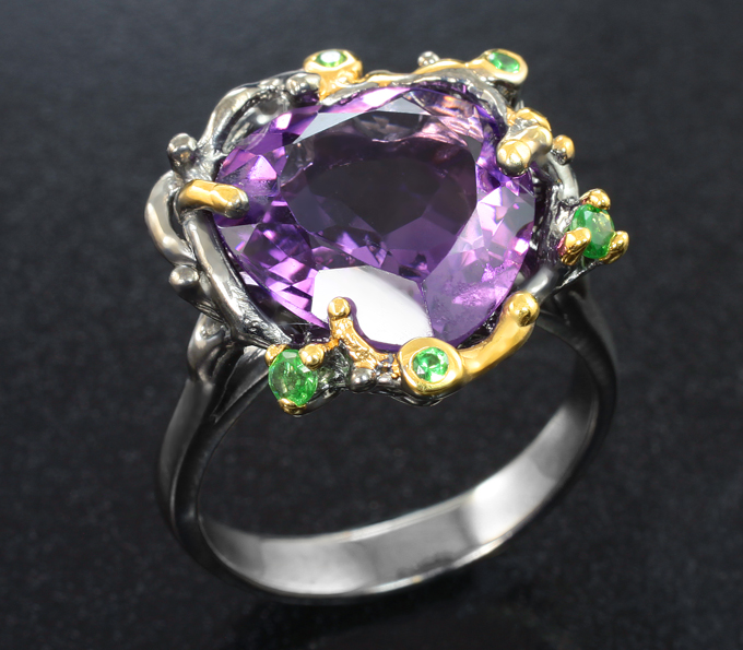 Серебряное кольцо с аметистом 5,8 карата и цаворитами