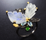 Серебряное кольцо с резным лунным камнем, голубыми топазами и диопсидом Серебро 925