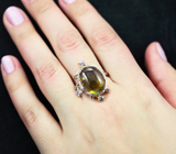 Серебряное кольцо с желто-зеленым турмалином 11,23 карата, танзанитами и синими сапфирами