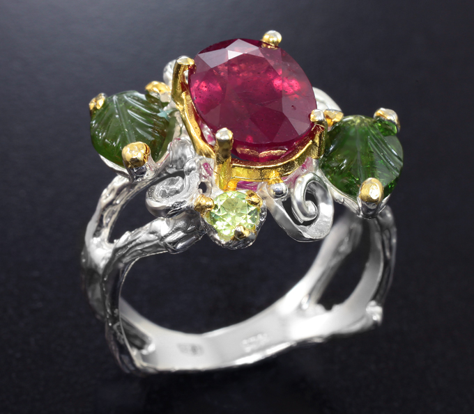 Серебряное кольцо с рубином, резными турмалинами и перидотами