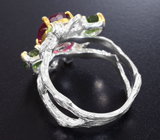 Серебряное кольцо с рубином, резными турмалинами и перидотами Серебро 925