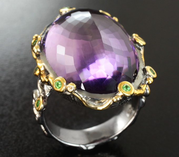 Серебряное кольцо с аметистом 32,72 карата и цаворитами