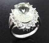 Серебряное кольцо с зеленым аметистом и бесцветными топазами Серебро 925