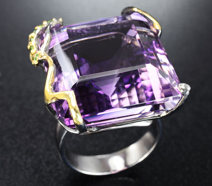 Серебряное кольцо с аметистом 58,75 карата и цаворитами