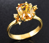 Золотое кольцо с ярким насыщенным гелиодором 2,92 карата, желтыми сапфирами и бриллиантами Золото