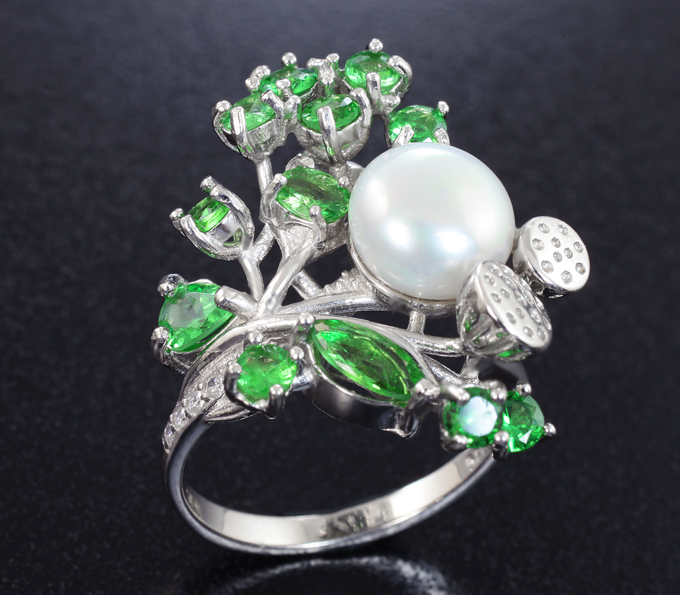 Превосходное серебряное кольцо с жемчужиной и цаворитами