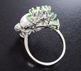 Превосходное серебряное кольцо с жемчужиной и цаворитами