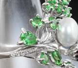 Превосходное серебряное кольцо с жемчужиной и цаворитами Серебро 925