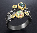 Серебряное кольцо с кристаллическими черными опалами и перидотами
