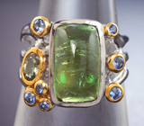 Серебряное кольцо с кабошоном зеленого турмалина 4,98 карата, мятно-зеленым турмалином и васильковыми сапфирами Серебро 925