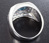 Стильное серебряное кольцо с голубым топазом, танзанитами и родолитами гранатами