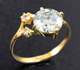 Золотое кольцо с бесцветным муассанитом 1,83 карата и лейкосапфирами