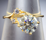 Золотое кольцо с бесцветным муассанитом 1,83 карата и лейкосапфирами Золото