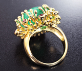 Массивное золотое кольцо с крупным уральским изумрудом 20,87 карата, ярко-рубиновой шпинелью и бриллиантами Золото