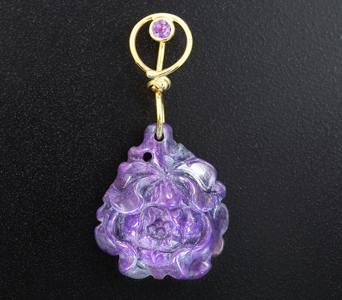 Золотой кулон с редким резным сугилитом 18,78 карата и аметистом