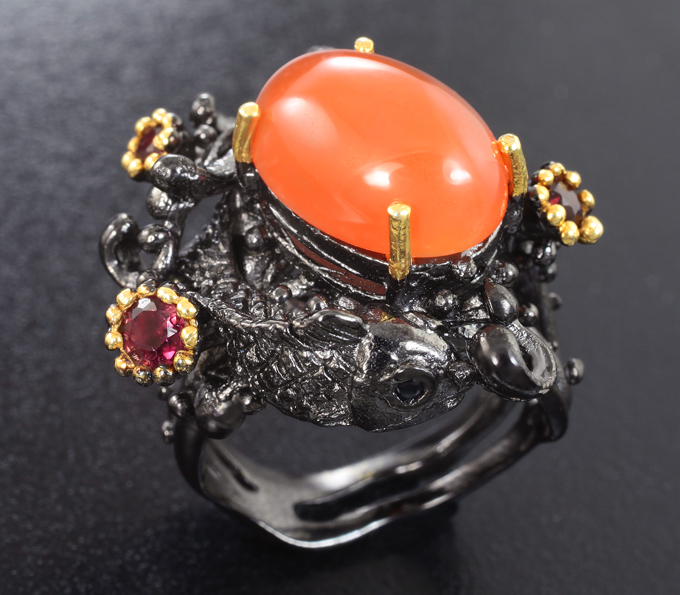 Серебряное кольцо с карнелианом, родолитами и черной шпинелью
