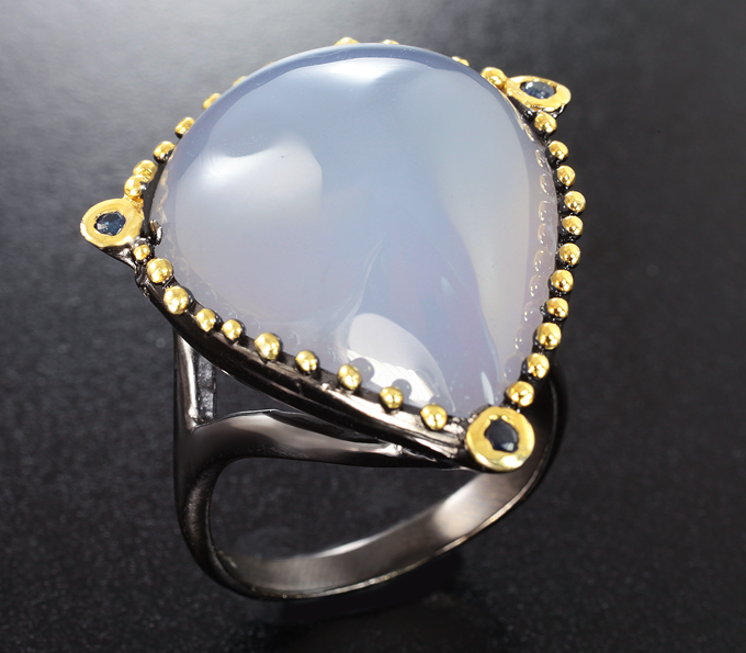 Серебряное кольцо с халцедоном и синими сапфирами