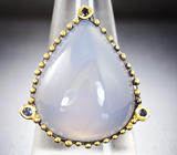 Серебряное кольцо с халцедоном и синими сапфирами Серебро 925