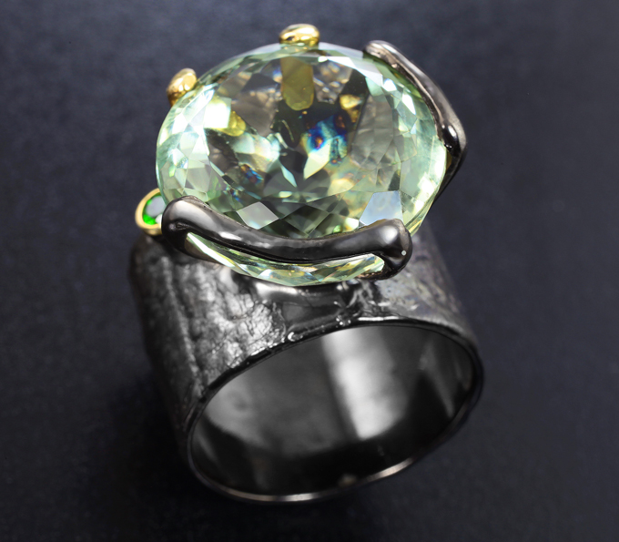 Серебряное кольцо с зеленым аметистом 20+ карат и диопсидом