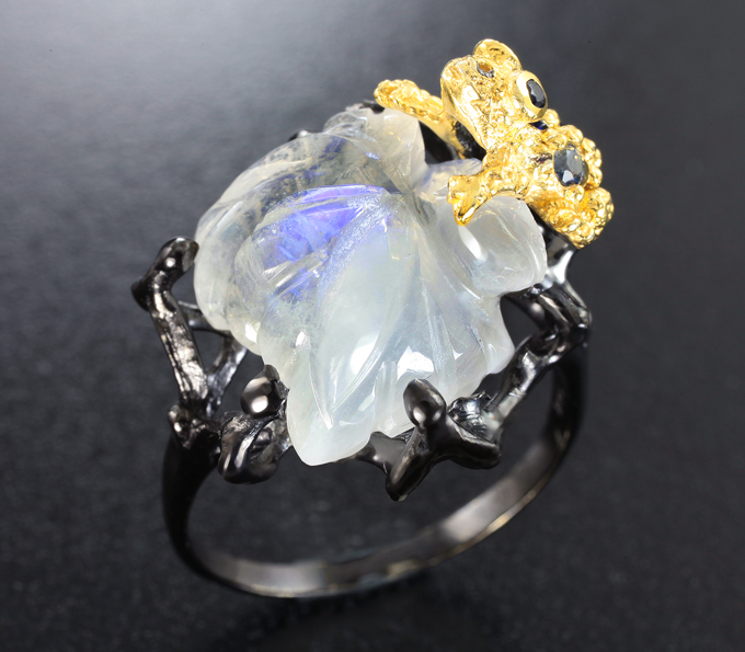 Серебряное кольцо с резным лунным камнем 10+ карат и синими сапфирами