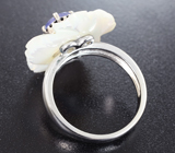 Прелестное серебряное кольцо с танзанитом, черными шпинелями и резным перламутром Серебро 925