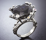Кольцо с нууммитом 18,5 карата, разнооцветными сапфирами и бриллиантами