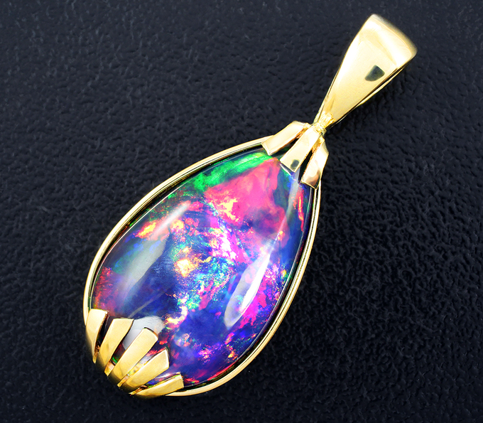 Золотой кулон с ярким кристаллическим черным опалом 4,98 карата