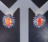 Серебряные серьги с ограненными оранжевыми опалами и синими сапфирами бриллиантовой огранки