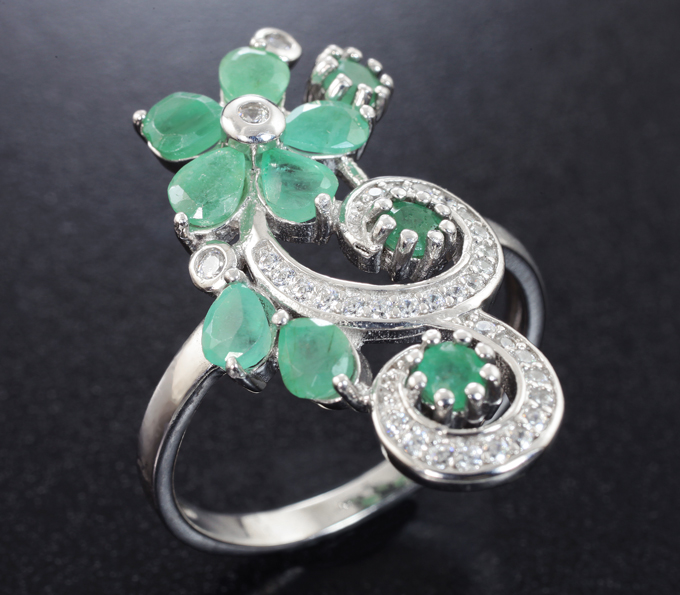 Изысканное серебряное кольцо с изумрудами