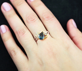 Симпатичное серебряное кольцо с насыщенно-синим и голубыми топазами