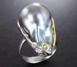Серебряное кольцо с цветной жемчужиной 22,42 карата и цаворитами Серебро 925