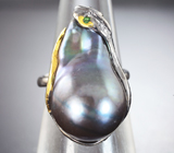 Серебряное кольцо с цветной жемчужиной 22,42 карата и цаворитами Серебро 925