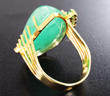Золотое кольцо с крупным кабошоном уральского изумруда 25,18 карата, ограненными изумрудами и бриллиантом Золото